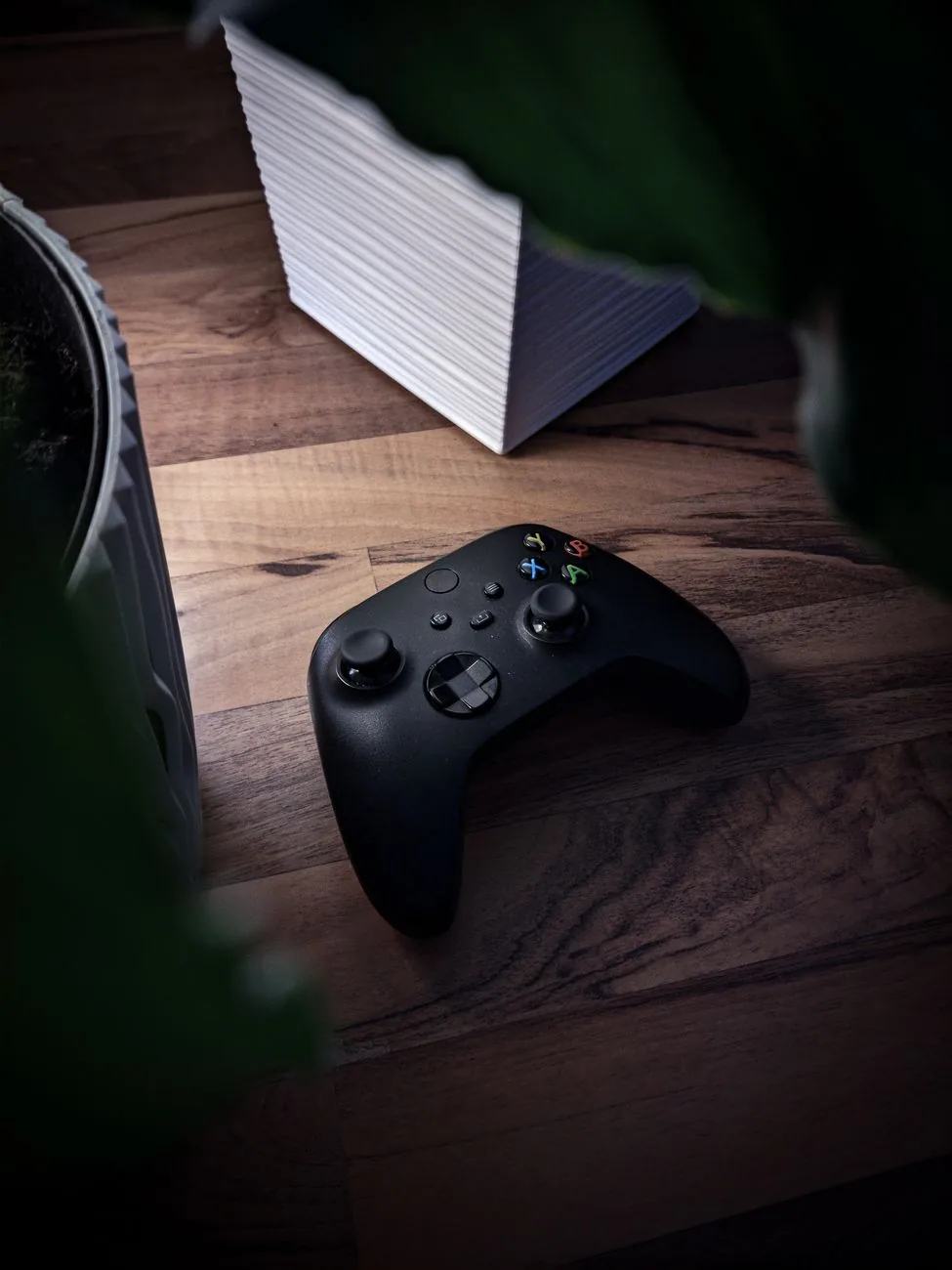 czarny bezprzewodowy kontroler Xbox na drewnianym biurku — Dlaczego nie bierzemy Xbox 360 Elite do naprawy