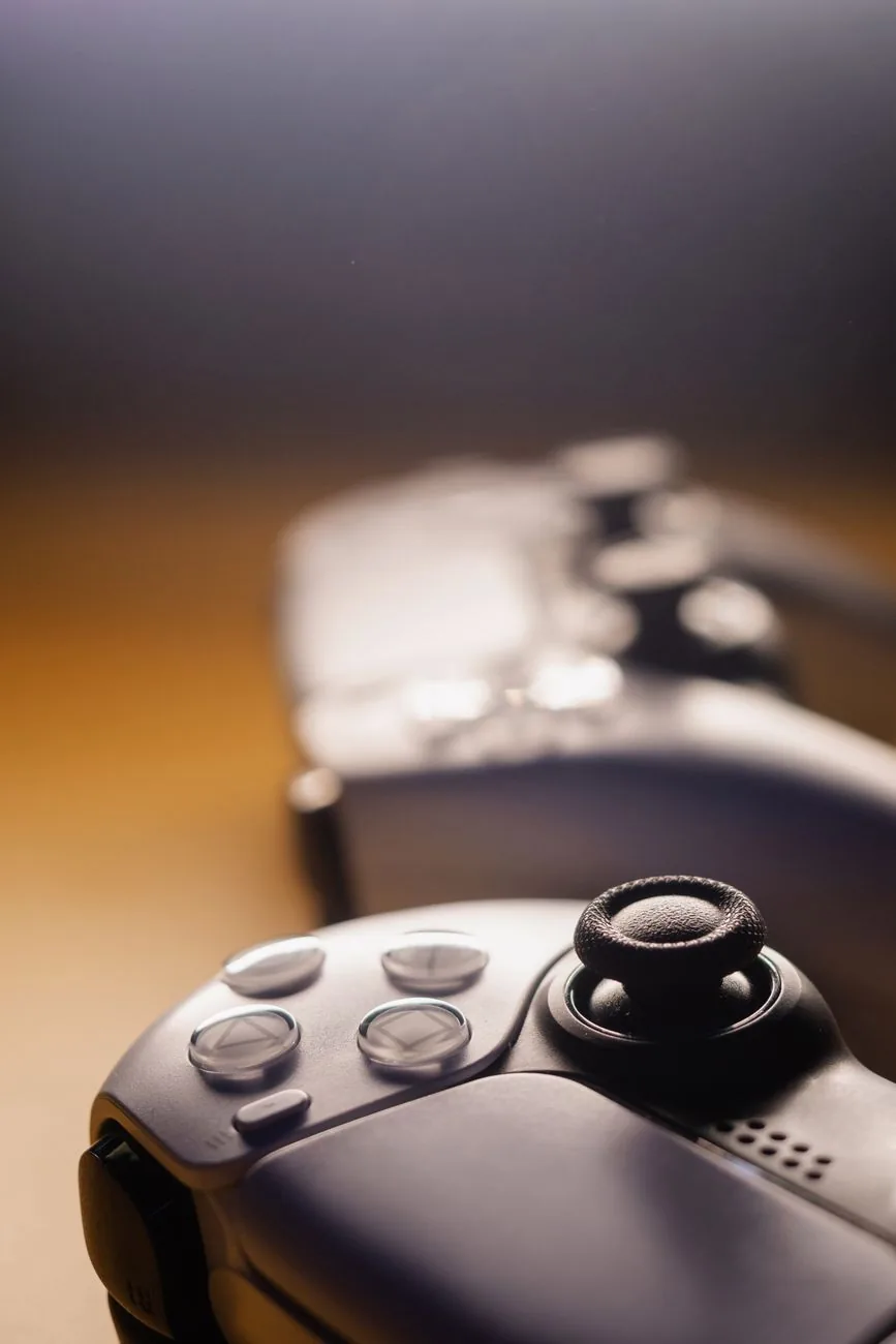nowoczesne kontrolery do gier w ciepłym oświetleniu — Dlaczego nie bierzemy Xbox Elite Series 1 do naprawy
