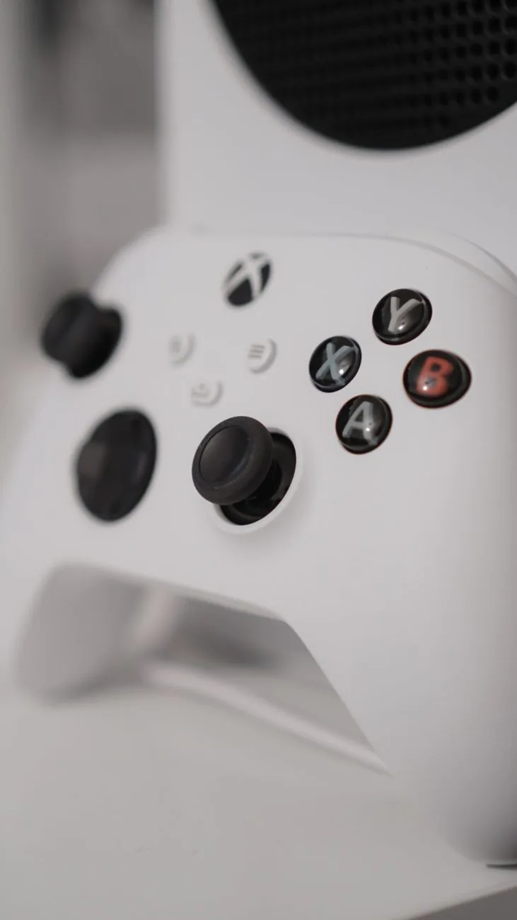 biały kontroler Xbox z widocznymi przyciskami — Dlaczego nie bierzemy Xbox Kinect do naprawy