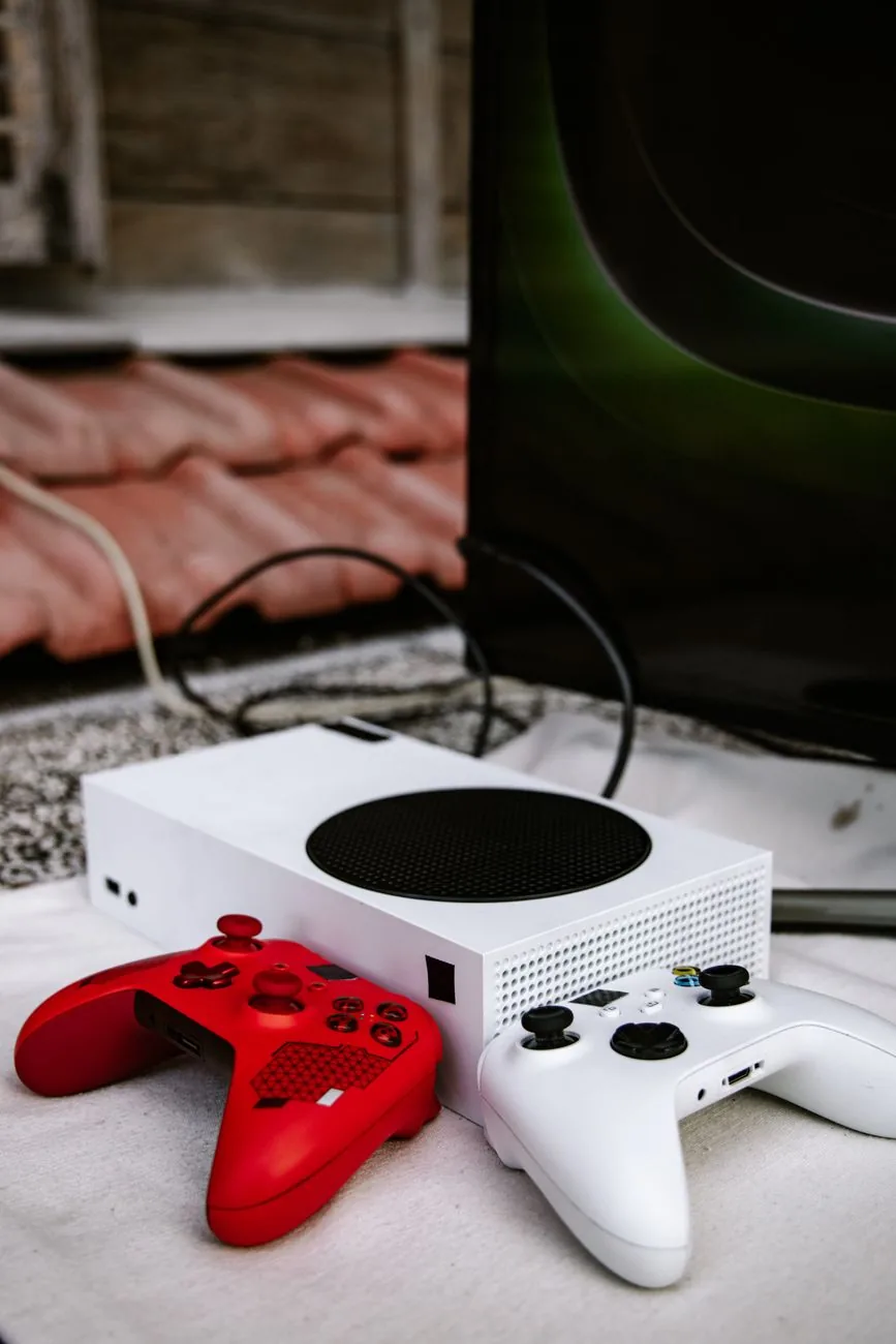 konsola Xbox z czerwonym i białym kontrolerem — Dlaczego nie bierzemy Xbox Series S 1 TB do naprawy