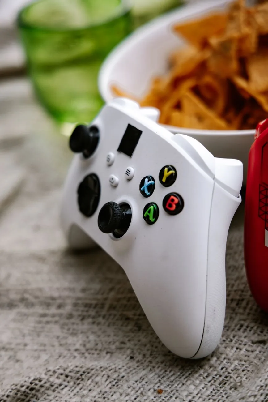 bezprzewodowy kontroler Xbox obok miski z nachosami — Dlaczego nie bierzemy Xbox Series X do naprawy