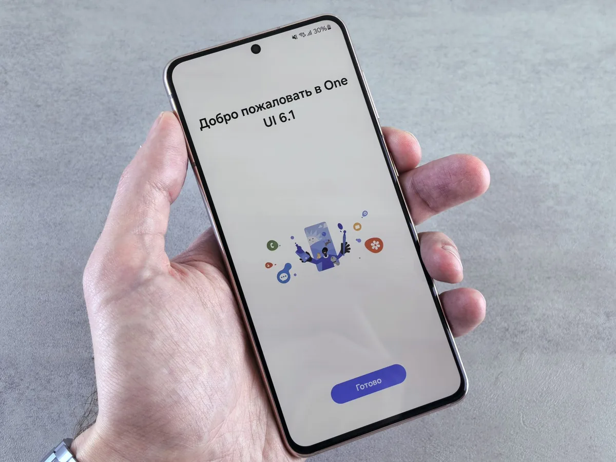 dłoń trzymająca smartfon z ekranem konfiguracji — Dlaczego nie bierzemy Xiaomi 13 Lite do naprawy