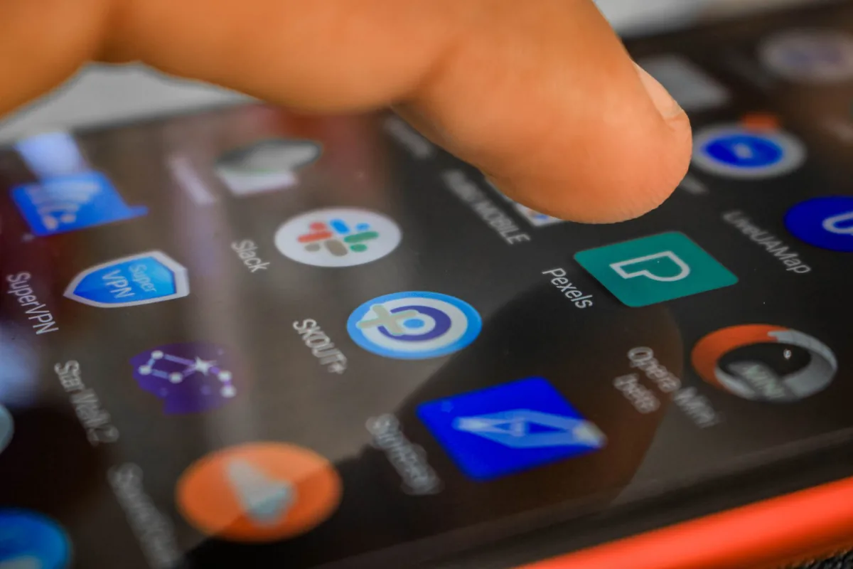 dłoń obsługująca ekran dotykowy smartfona — Dlaczego nie bierzemy Xiaomi 13T do naprawy