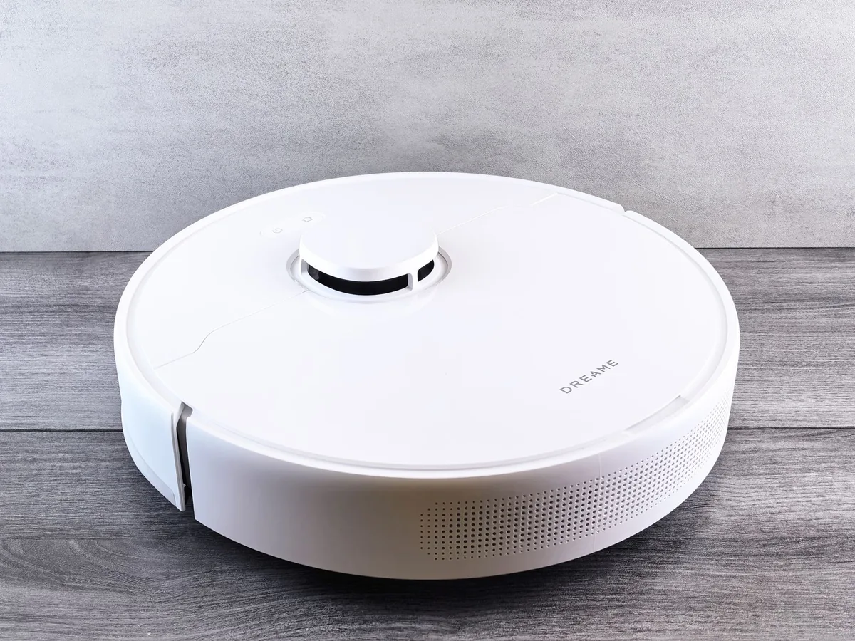 biały robot sprzątający na drewnianej podłodze w pokoju — Dlaczego nie bierzemy Xiaomi Robot Vacuum S10 do naprawy