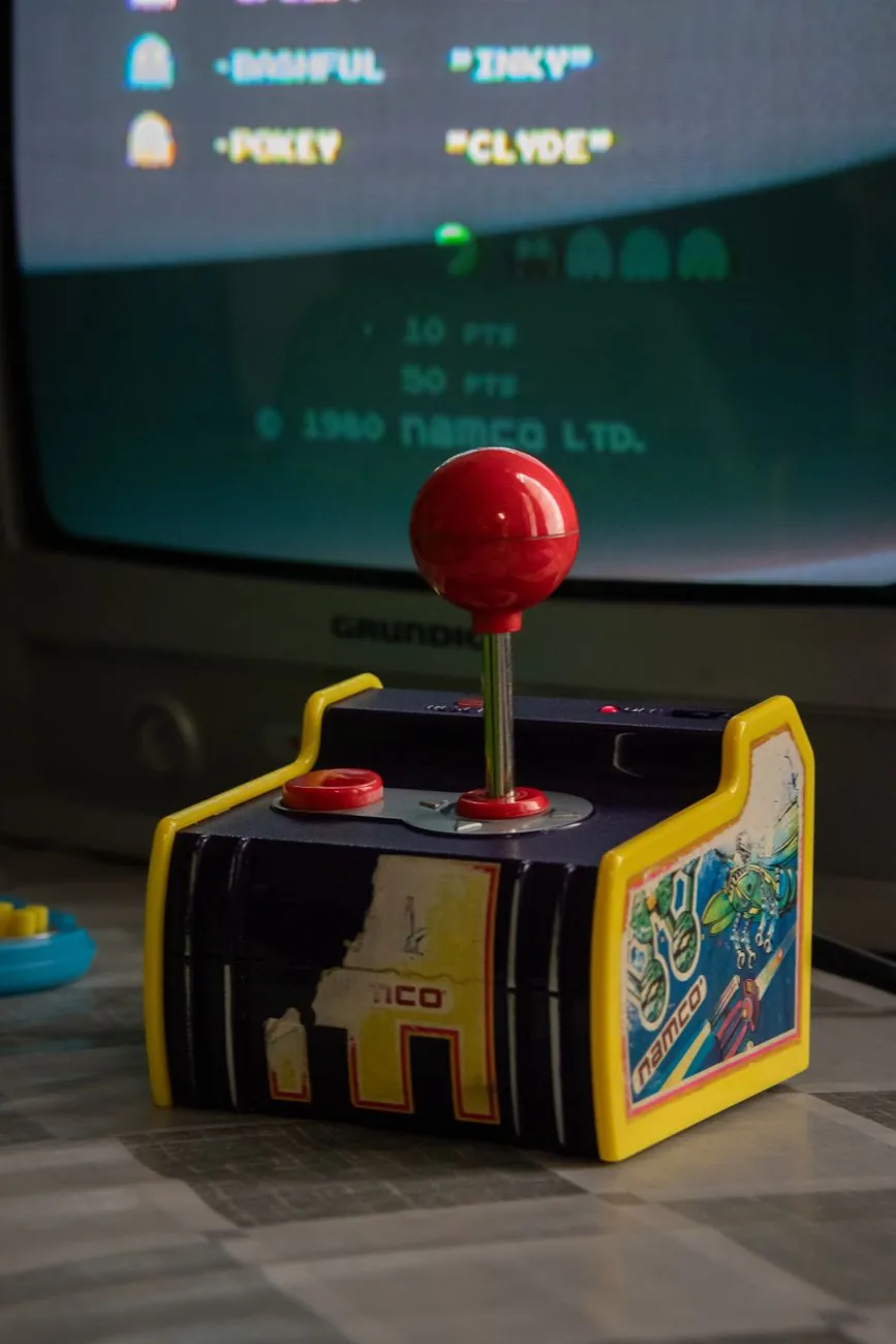 klasyczny joystick i ekran gry na automacie arcade — Dlaczego nie bierzemy ZX Spectrum do naprawy