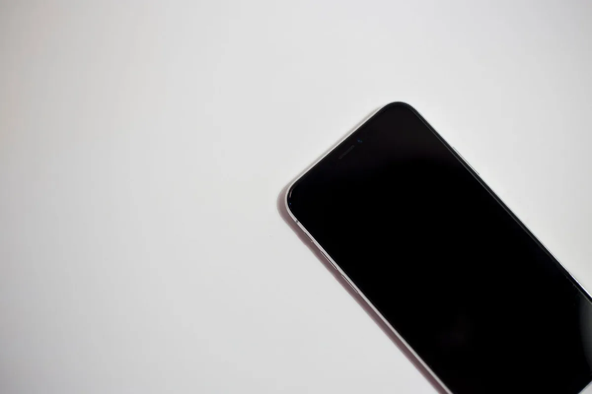 smartfon z czarnym ekranem na białym tle — Doogee S100 poza naszym warsztatem — gdzie szukać pomocy
