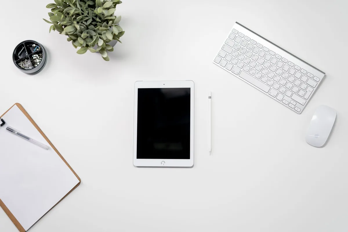 tablet obok klawiatury, myszy i doniczki z rośliną na biurku — Doogee T30 Pro a zakres naszego serwisu — czym zajmujemy się zamiast