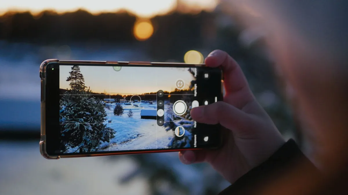 dłoń trzymająca telefon na tle zimowego krajobrazu — Doogee V30 a zakres naszego serwisu — czym zajmujemy się zamiast
