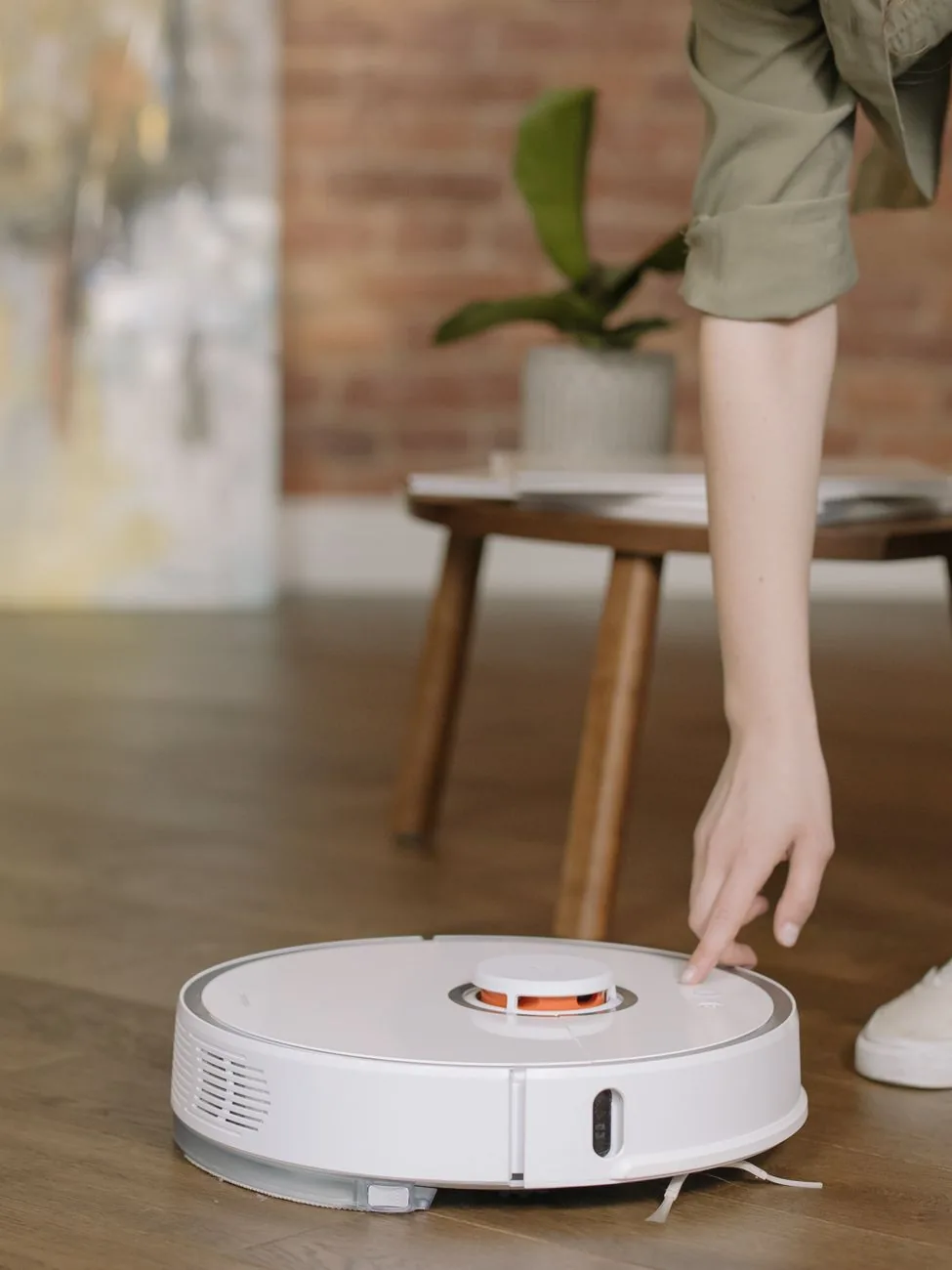 robot sprzątający na podłodze w przytulnym salonie — Dreame L10s Ultra — czego przy tym sprzęcie nie zrobimy