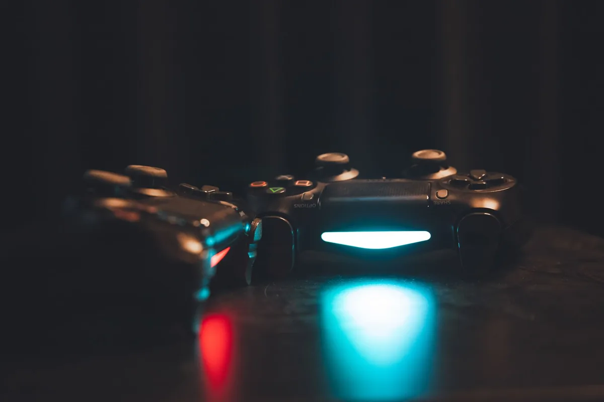 podświetlane kontrolery do gier na ciemnej powierzchni — DualShock 3 w zgłoszeniu — jak odpowiadamy i co radzimy