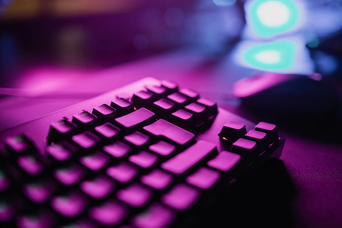 klawiatura gamingowa z fioletowym podświetleniem rgb — Ducky One 3 — czego przy tym sprzęcie nie zrobimy
