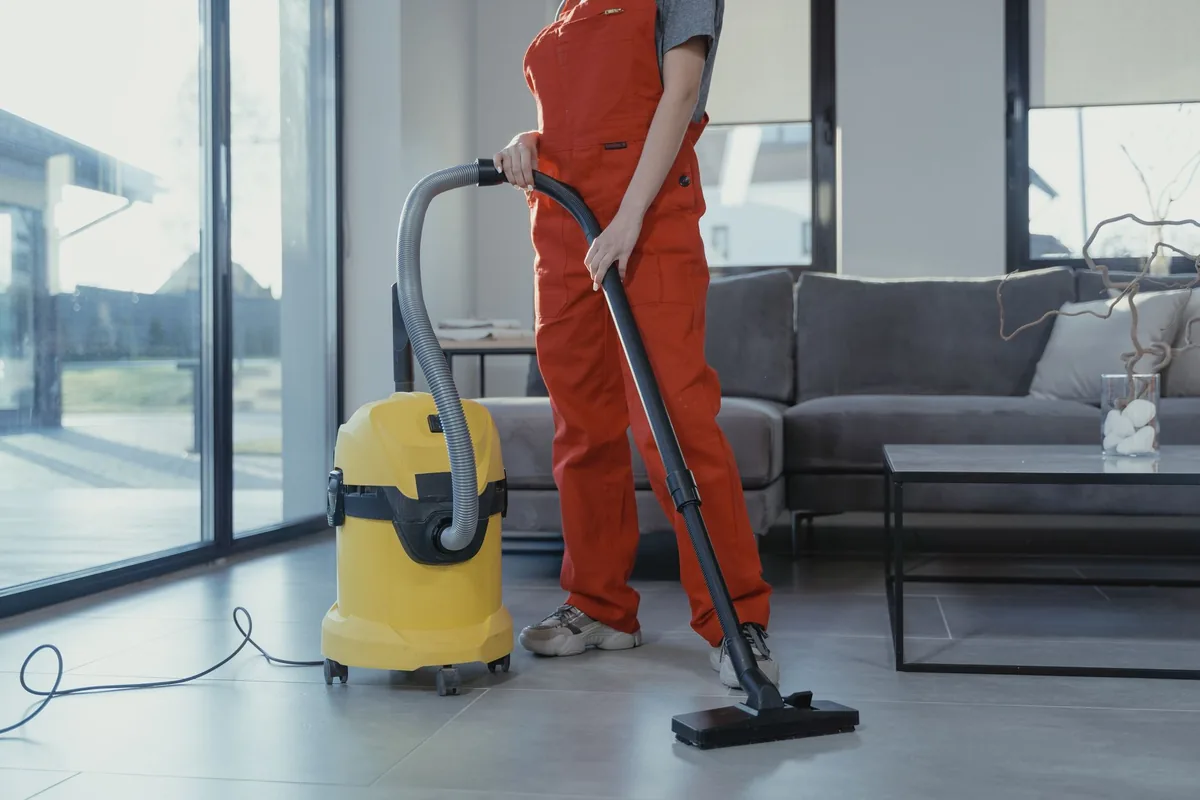 żółty odkurzacz podczas sprzątania salonu — Dyson 360 Vis Nav w zgłoszeniu — jak odpowiadamy i co radzimy