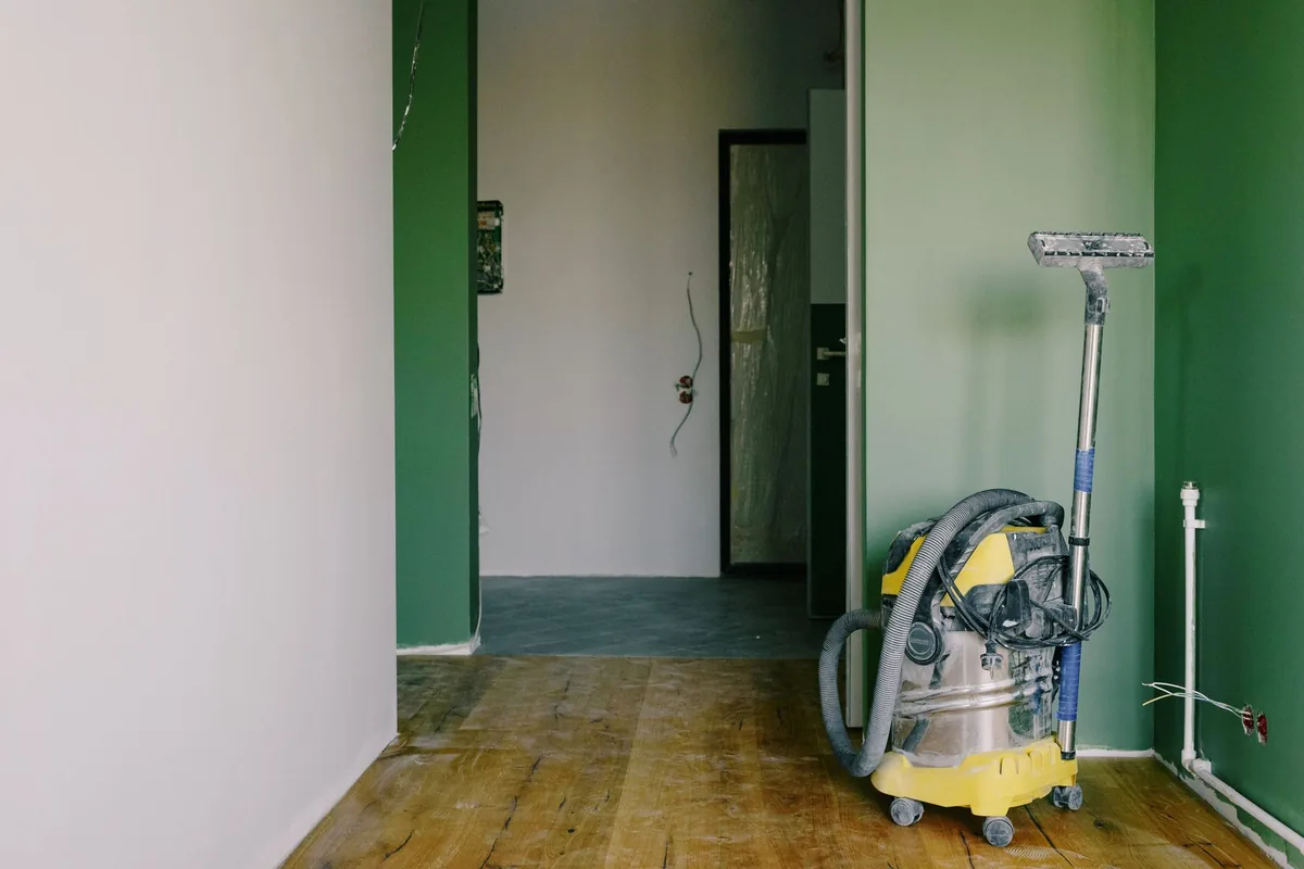 odkurzacz przemysłowy na zniszczonym parkiecie podczas remontu — Dyson Micro 1.5kg w zgłoszeniu — jak odpowiadamy i co radzimy