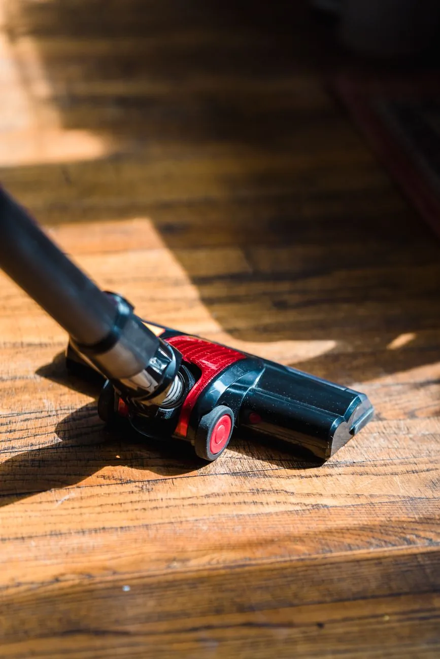 szczotka odkurzacza na nasłonecznionej drewnianej podłodze — Dyson V10 Absolute w zgłoszeniu — jak odpowiadamy i co radzimy