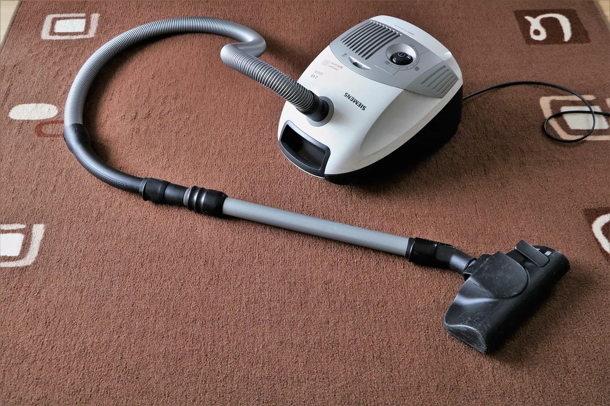 odkurzacz na dywanie w pokoju — Dyson V6 w zgłoszeniu — jak odpowiadamy i co radzimy