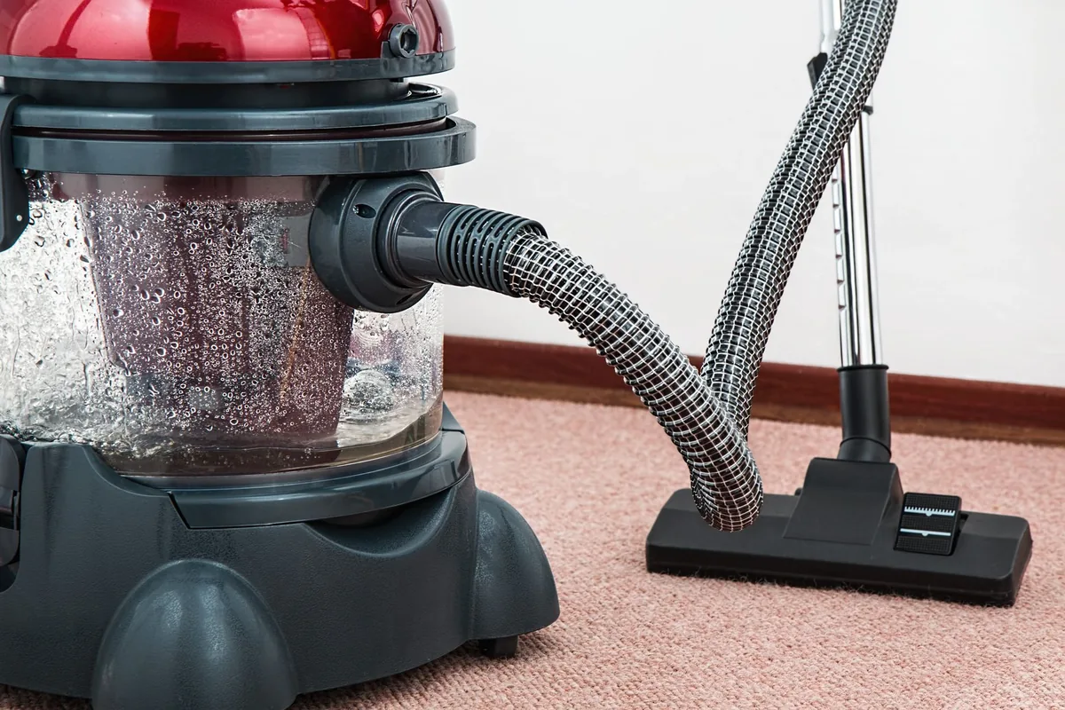 odkurzacz wodny stojący na dywanie w pokoju — Dyson V8 — czego przy tym sprzęcie nie zrobimy