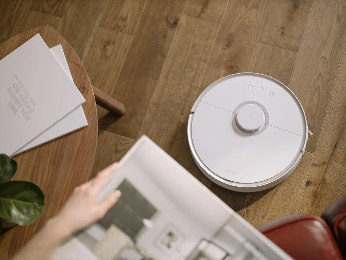 elegancki robot sprzątający na jasnej podłodze drewnianej — Ecovacs Deebot T30 Omni poza naszym warsztatem — gdzie szukać pomocy