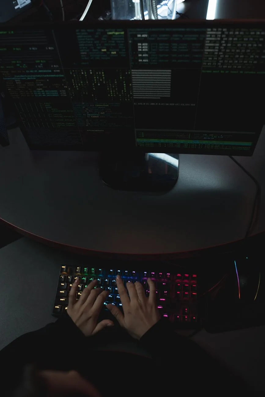 dłonie piszące na klawiaturze przed dwoma monitorami z kodem — EIZO FlexScan EV2480 — czego przy tym sprzęcie nie zrobimy