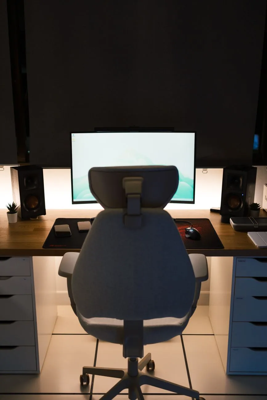 monitor komputerowy na biurku z fotelem ergonomicznym w pokoju — EIZO FlexScan EV2485 a zakres naszego serwisu — czym zajmujemy się zamiast