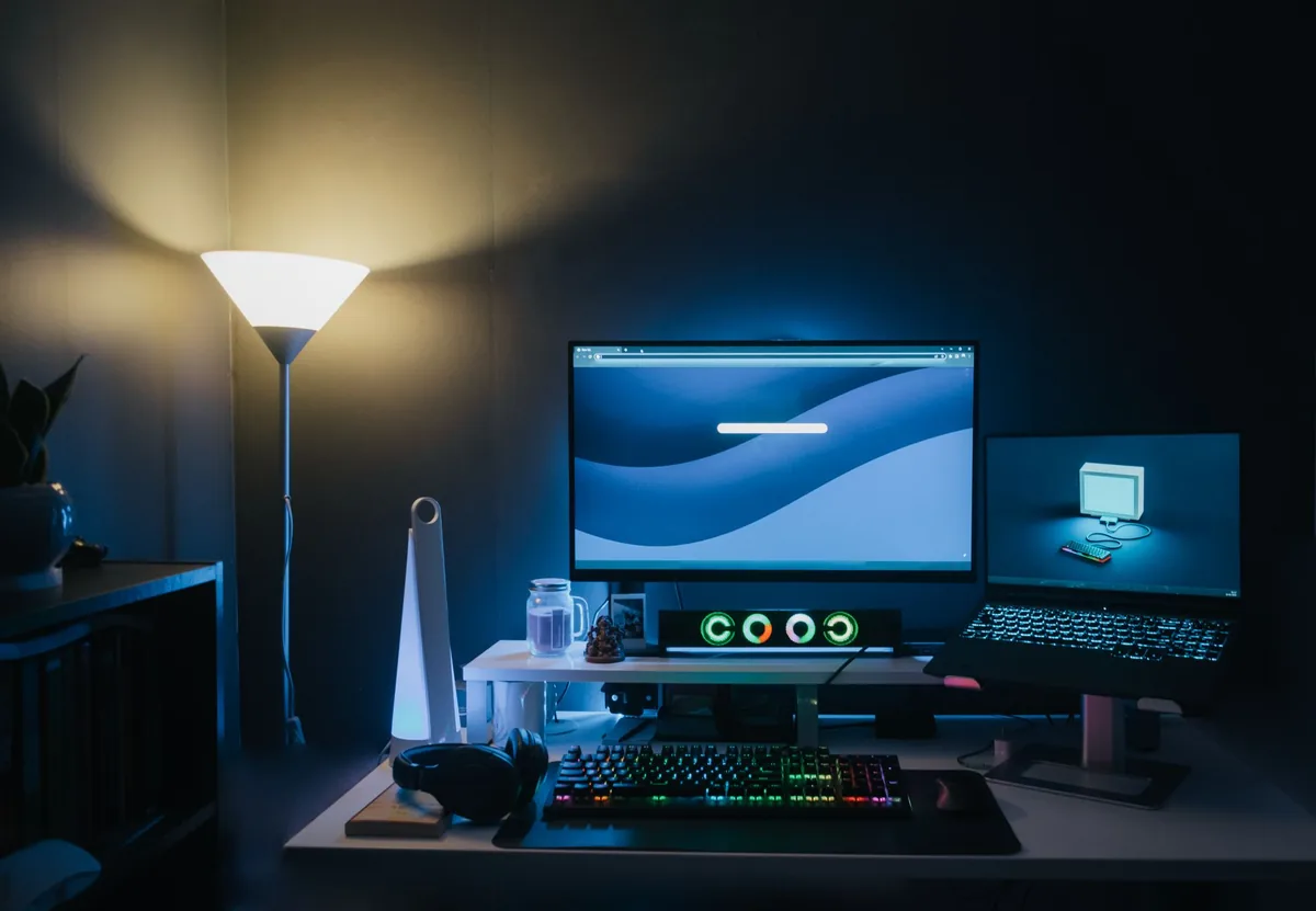 dwa monitory z niebieskim podświetleniem w domowym biurze — EIZO FlexScan EV2781 poza naszym warsztatem — gdzie szukać pomocy