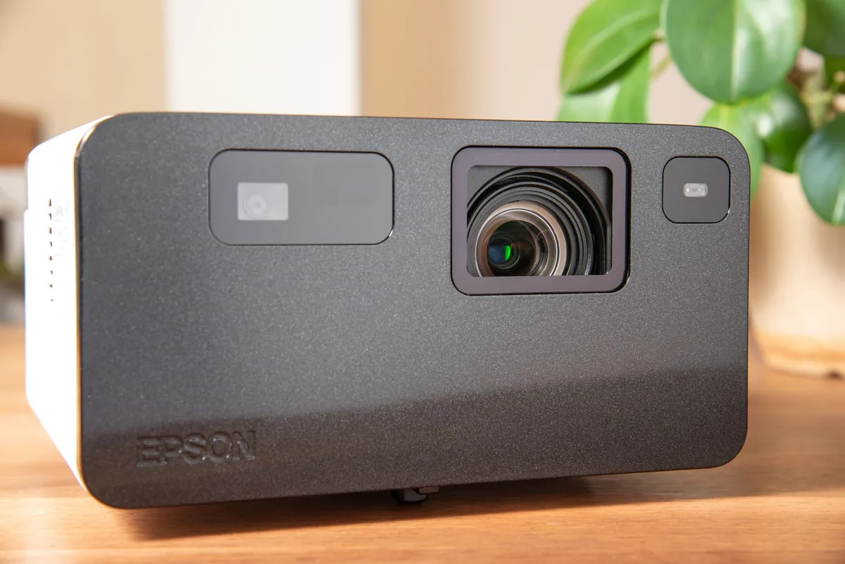 projektor epson na drewnianym stole obok roślin — Epson CO-FH02 — czego przy tym sprzęcie nie zrobimy