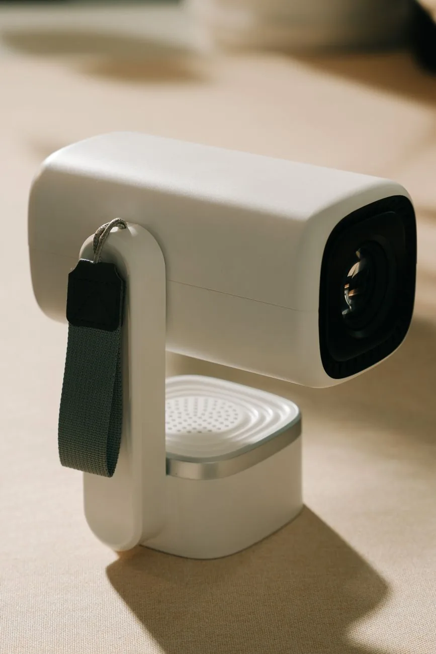 nowoczesny projektor z paskiem na neutralnym tle — Epson EB-FH52 w zgłoszeniu — jak odpowiadamy i co radzimy
