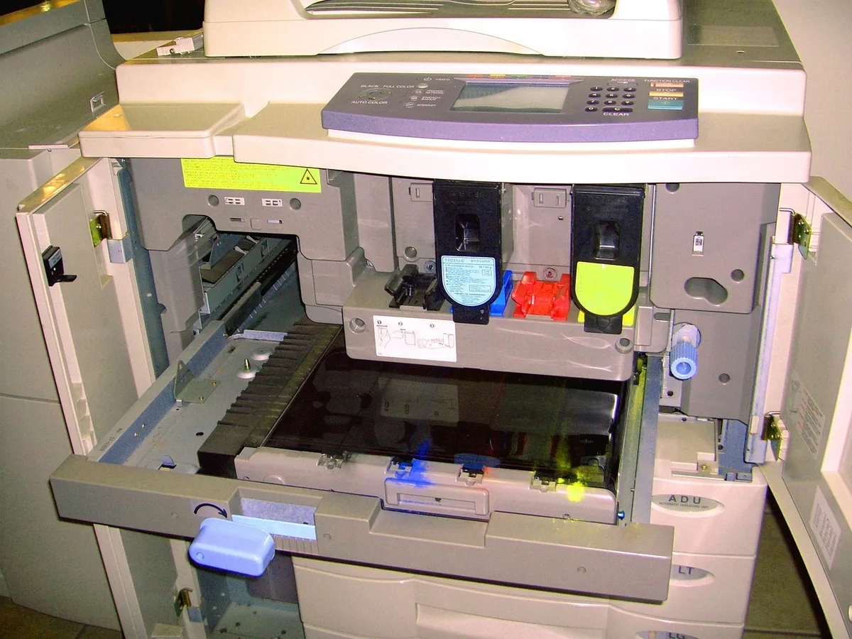 wnętrze kopiarki z widocznym modułem tonera — Epson EcoTank L3560 poza naszym warsztatem — gdzie szukać pomocy