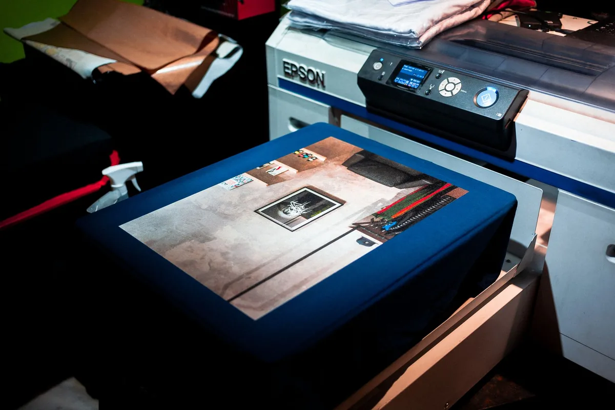 drukarka nanosząca kolorowy wzór na tkaninę w pracowni — Epson EcoTank L6270 poza naszym warsztatem — gdzie szukać pomocy