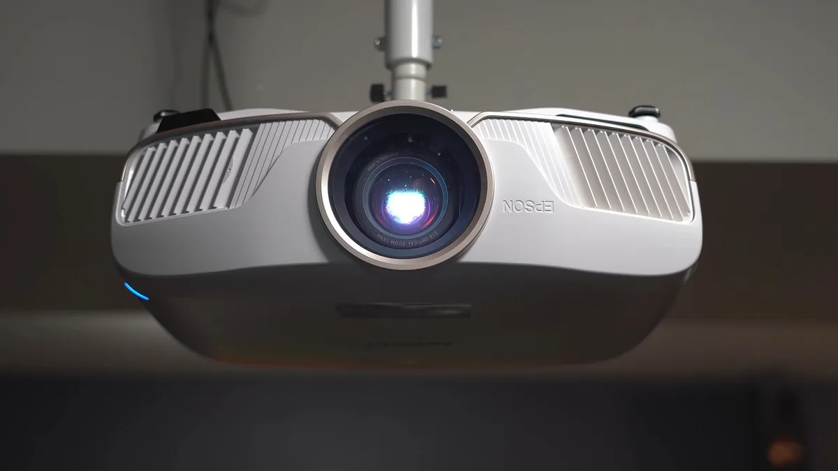 projektor podwieszony pod sufitem w pokoju — Epson EH-TW7000 poza naszym warsztatem — gdzie szukać pomocy
