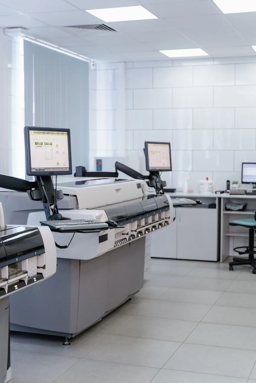 nowoczesne drukarki na stanowiskach roboczych w laboratorium — Epson Expression Home XP-3150 a zakres naszego serwisu — czym zajmujemy się zamiast