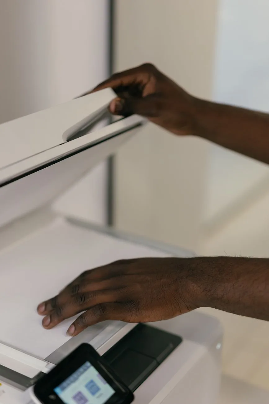 dłonie układające dokument na szybie skanera biurowego — Epson Perfection V39 a zakres naszego serwisu — czym zajmujemy się zamiast