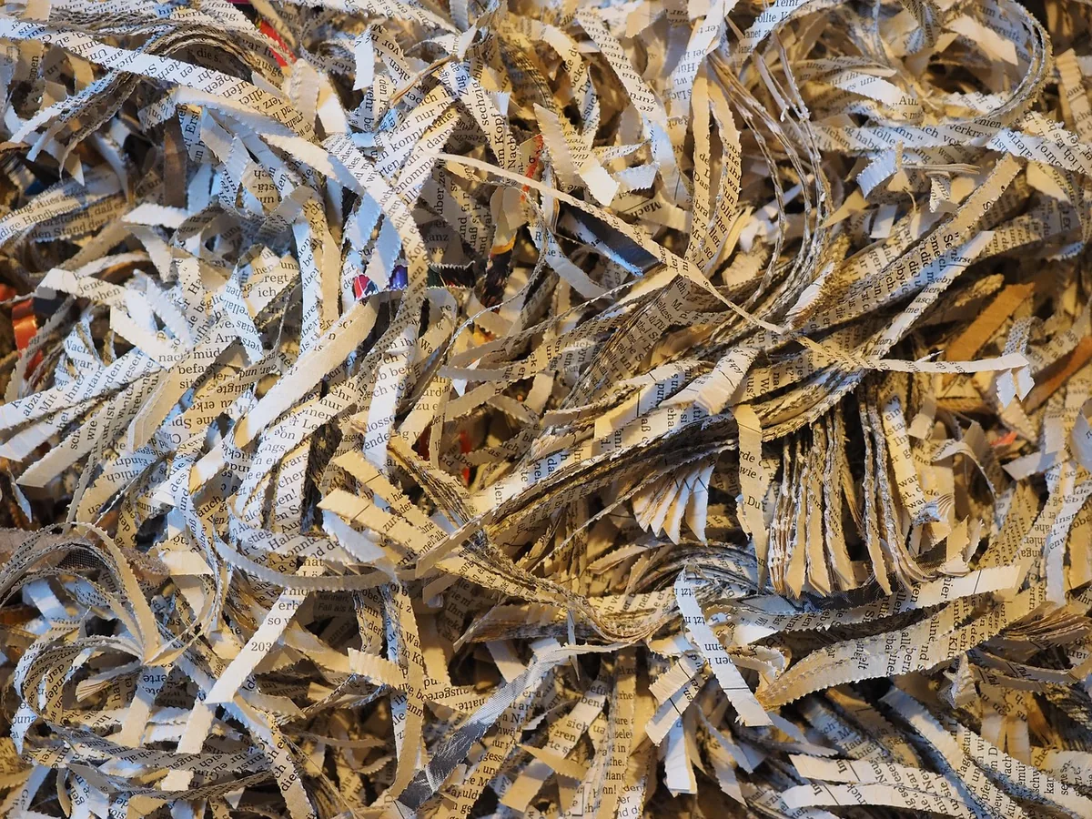 stos pociętego papieru z niszczarki dokumentów — Fellowes Powershred 79Ci poza naszym warsztatem — gdzie szukać pomocy