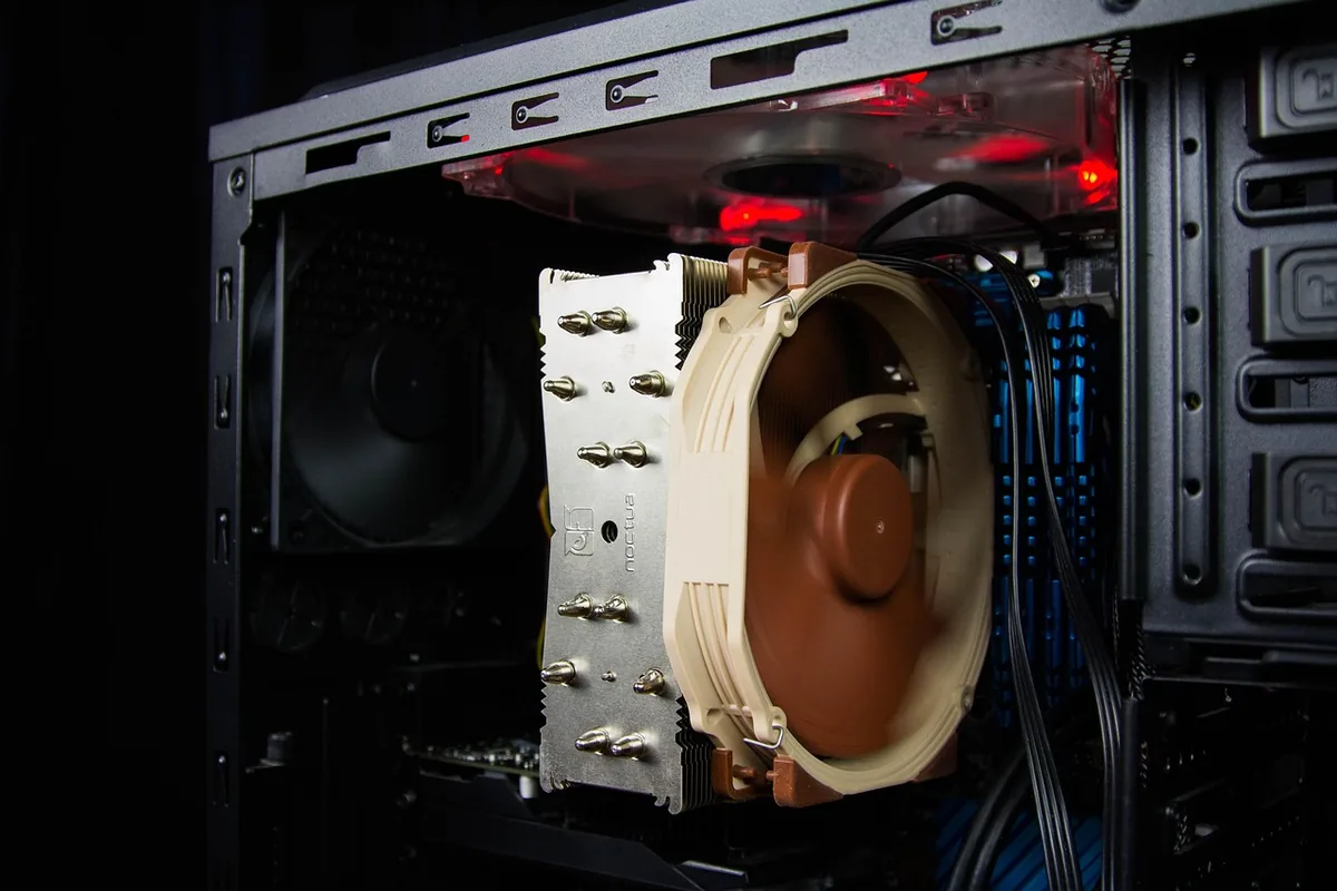 wentylator chłodzenia procesora w obudowie komputera stacjonarnego — Fractal Design Celsius+ S36 w zgłoszeniu — jak odpowiadamy i co radzimy