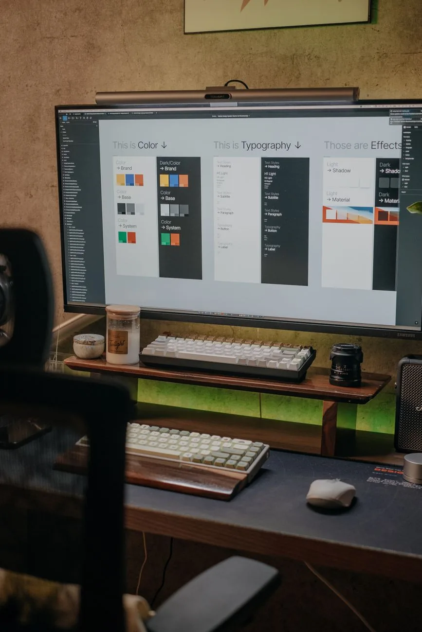 duży monitor z projektem graficznym i klawiaturą na biurku — Fujitsu P24-8 WS w zgłoszeniu — jak odpowiadamy i co radzimy