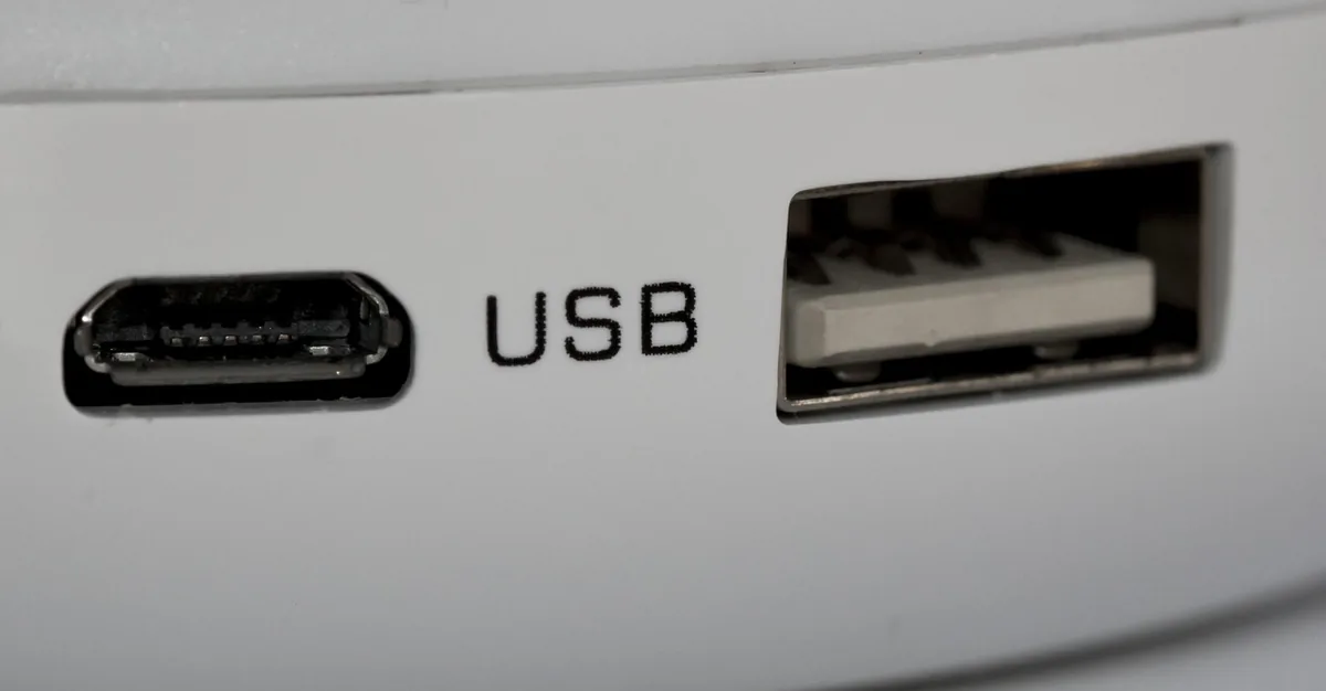 gniazdo USB i podłączony kabel komputerowy — Fujitsu PR09 w zgłoszeniu — jak odpowiadamy i co radzimy