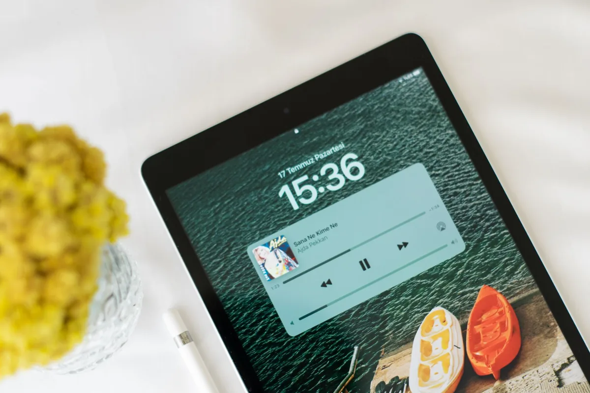 tablet z aplikacją muzyczną obok bukietu żółtych kwiatów — Galaxy Tab 4 10.1 — czego przy tym sprzęcie nie zrobimy