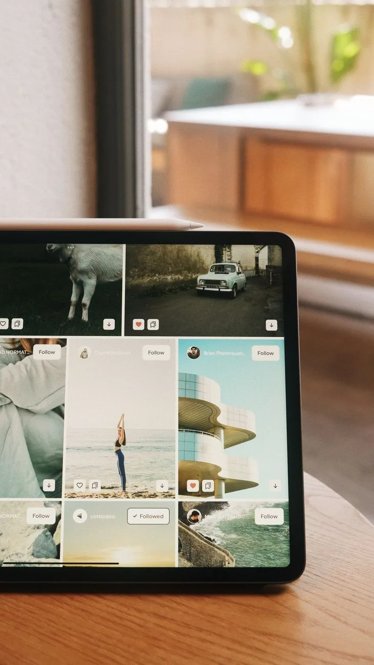 tablet z mediami społecznościowymi na stole w kawiarni — Galaxy Tab A 10.5 w zgłoszeniu — jak odpowiadamy i co radzimy