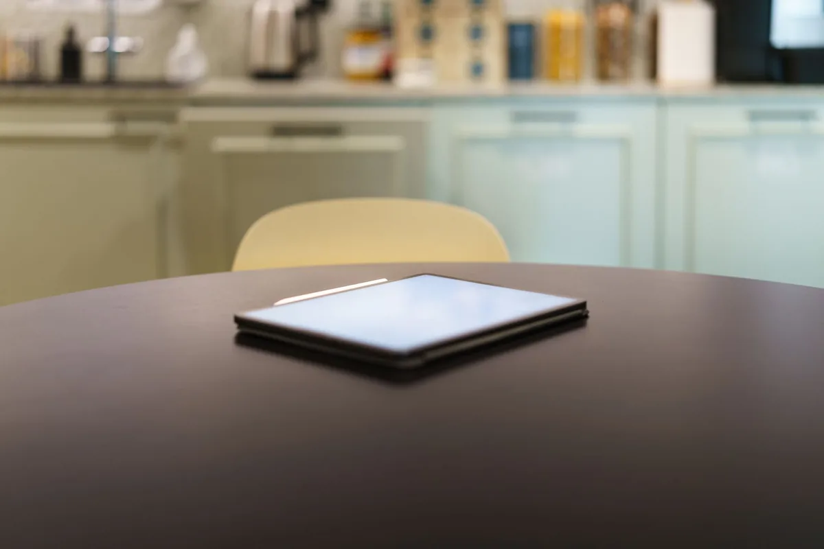 tablet na nowoczesnym stole kuchennym — Galaxy Tab Active 4 Pro — czego przy tym sprzęcie nie zrobimy
