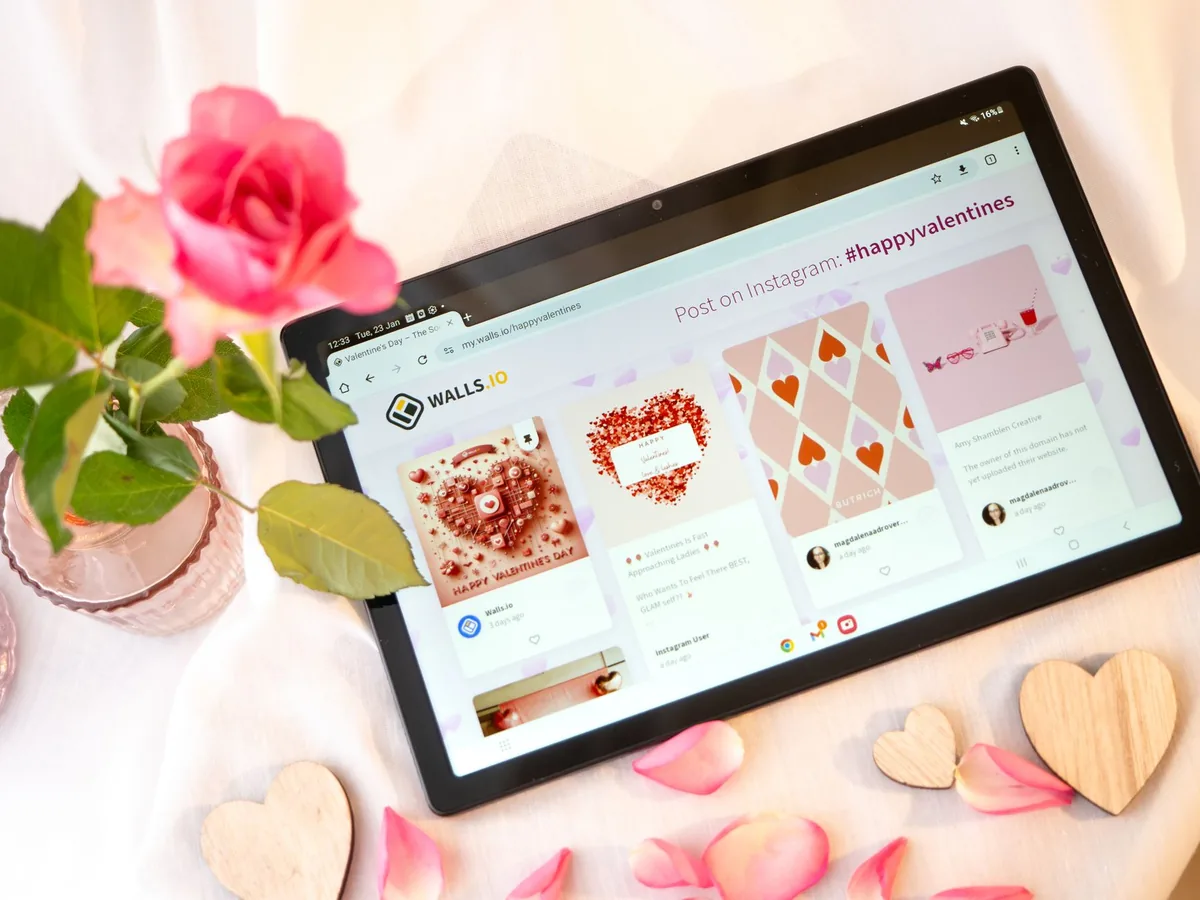 tablet z różą i drewnianymi sercami — Galaxy Tab S10 FE poza naszym warsztatem — gdzie szukać pomocy