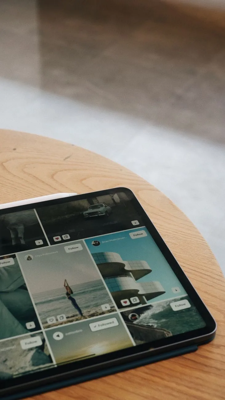 tablet z galerią zdjęć na drewnianym stole — Galaxy Tab S2 9.7 — czego przy tym sprzęcie nie zrobimy