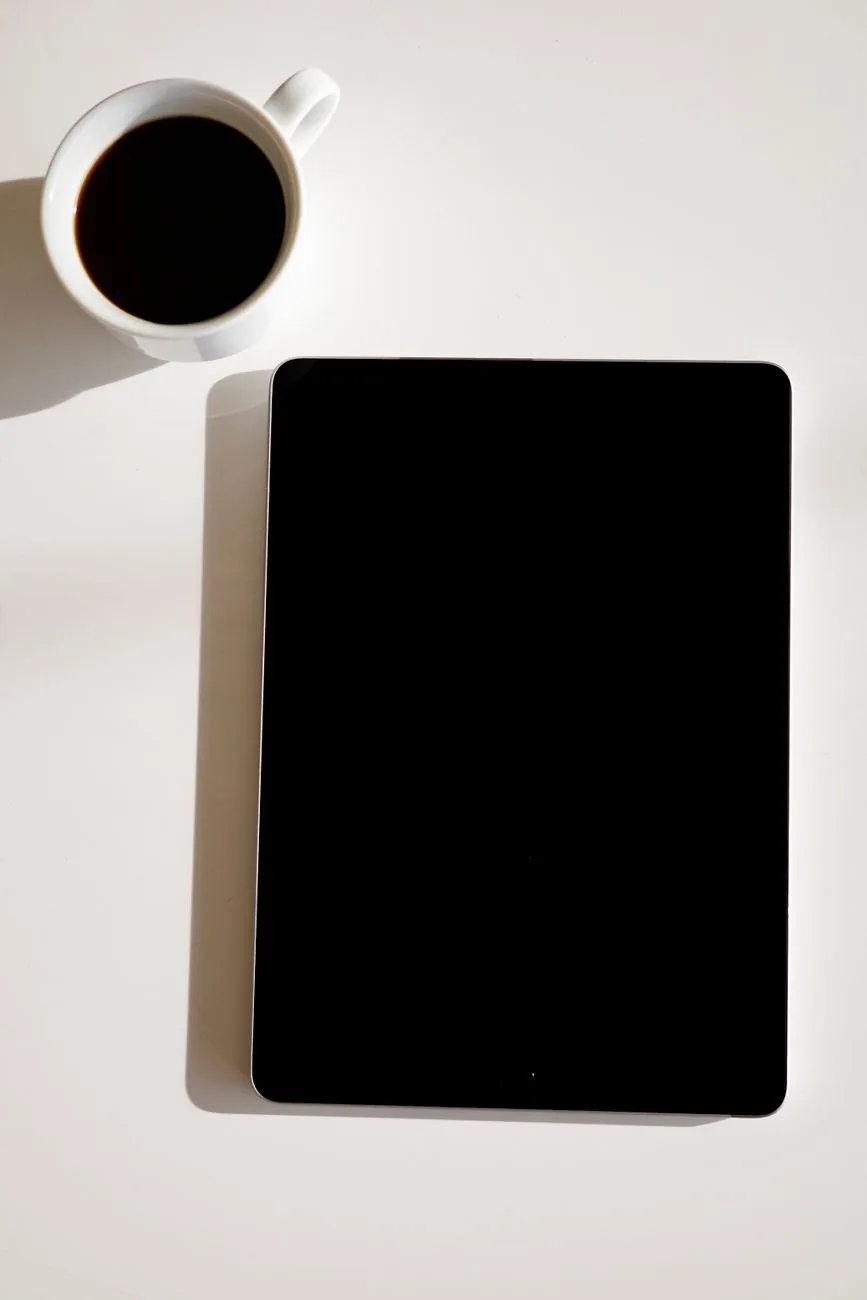 tablet obok filiżanki kawy na białym stoliku — Galaxy Tab S4 w zgłoszeniu — jak odpowiadamy i co radzimy