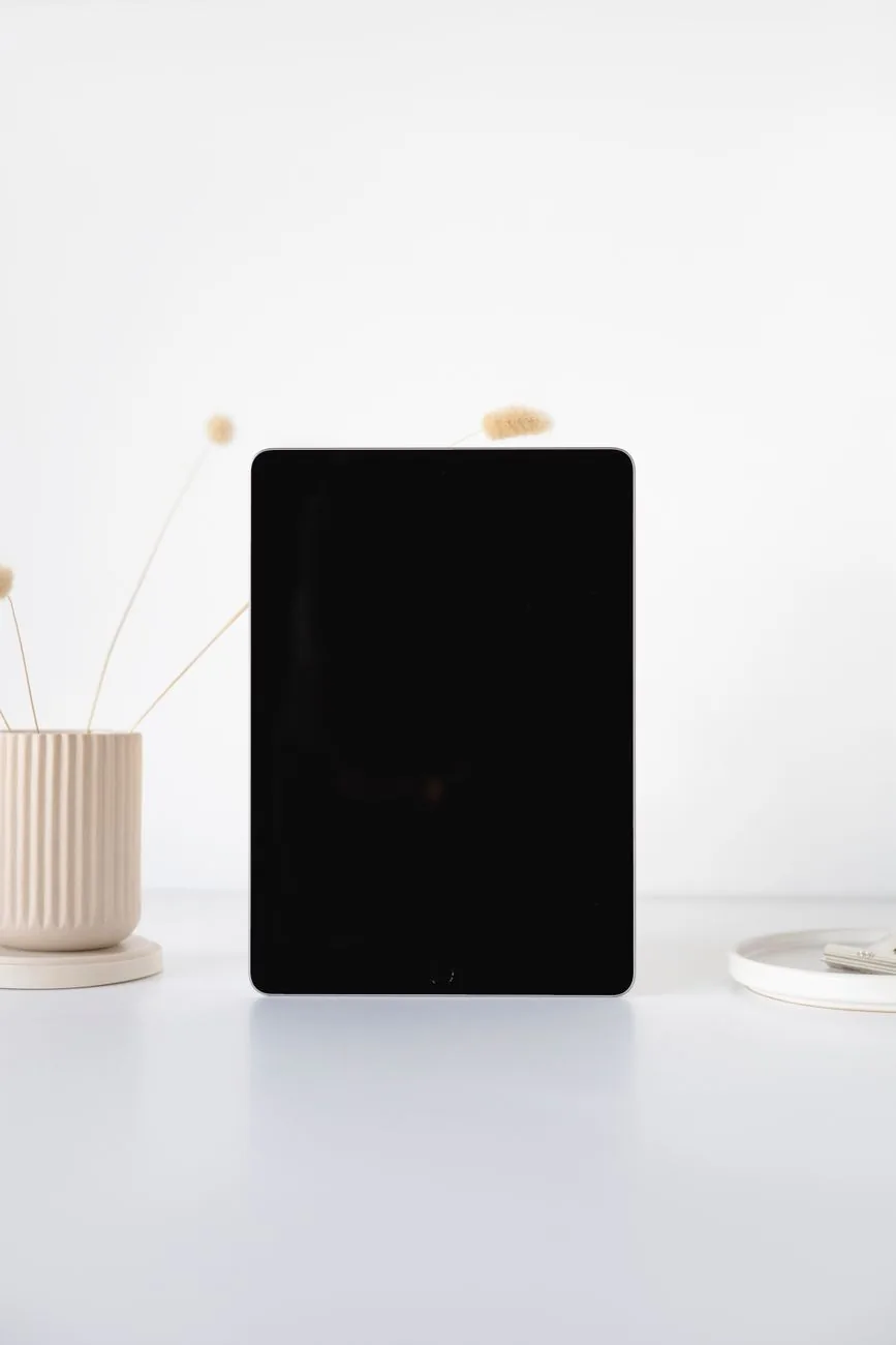 czarny tablet na eleganckim białym biurku obok ceramicznego wazonu — Galaxy Tab S5e poza naszym warsztatem — gdzie szukać pomocy