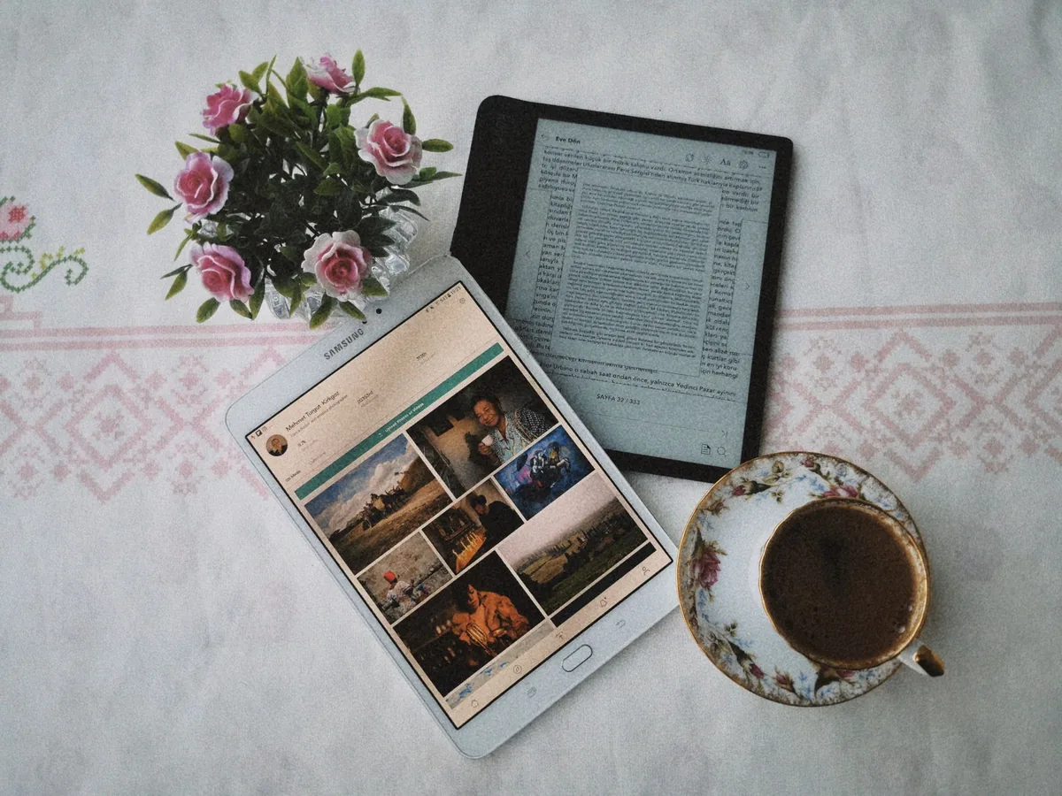 tablet z czytnikiem e-booków, kwiatami i kawą — Galaxy Tab S7 FE a zakres naszego serwisu — czym zajmujemy się zamiast