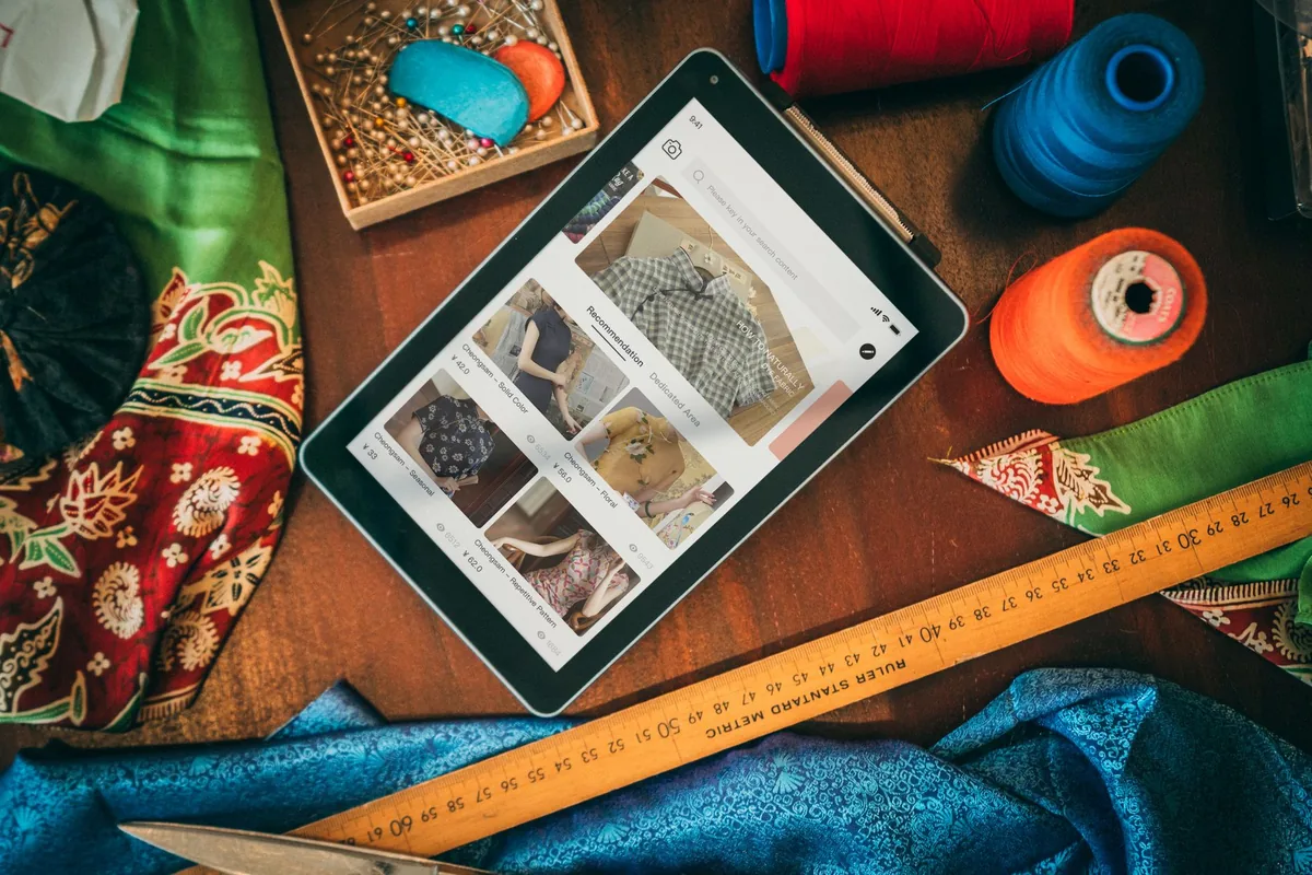 tablet z przyborami do szycia i wykrojami — Galaxy Tab S7 poza naszym warsztatem — gdzie szukać pomocy