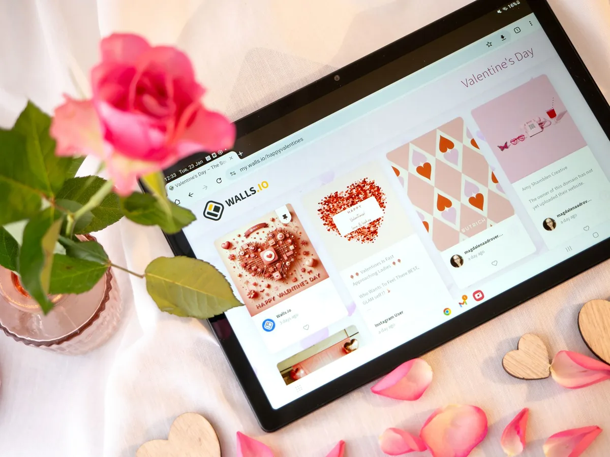 tablet z motywem walentynkowym obok róży — Galaxy Tab S9 FE+ a zakres naszego serwisu — czym zajmujemy się zamiast