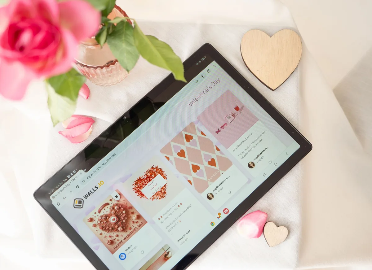 tablet w otoczeniu róż i serc — Galaxy Tab S9+ w zgłoszeniu — jak odpowiadamy i co radzimy
