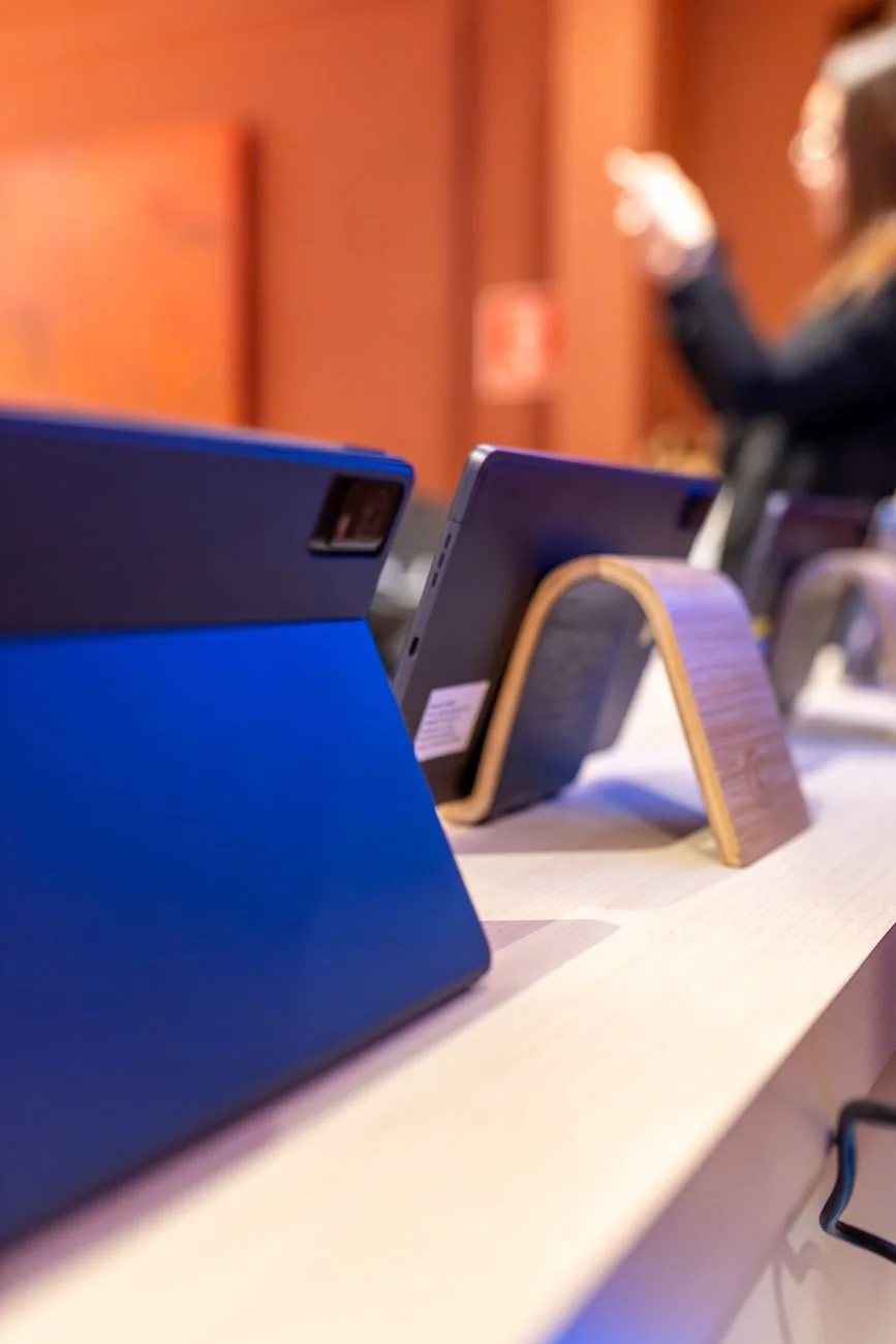 nowoczesne tablety na wystawie w sklepie z elektroniką — Galaxy Tab S9 w zgłoszeniu — jak odpowiadamy i co radzimy