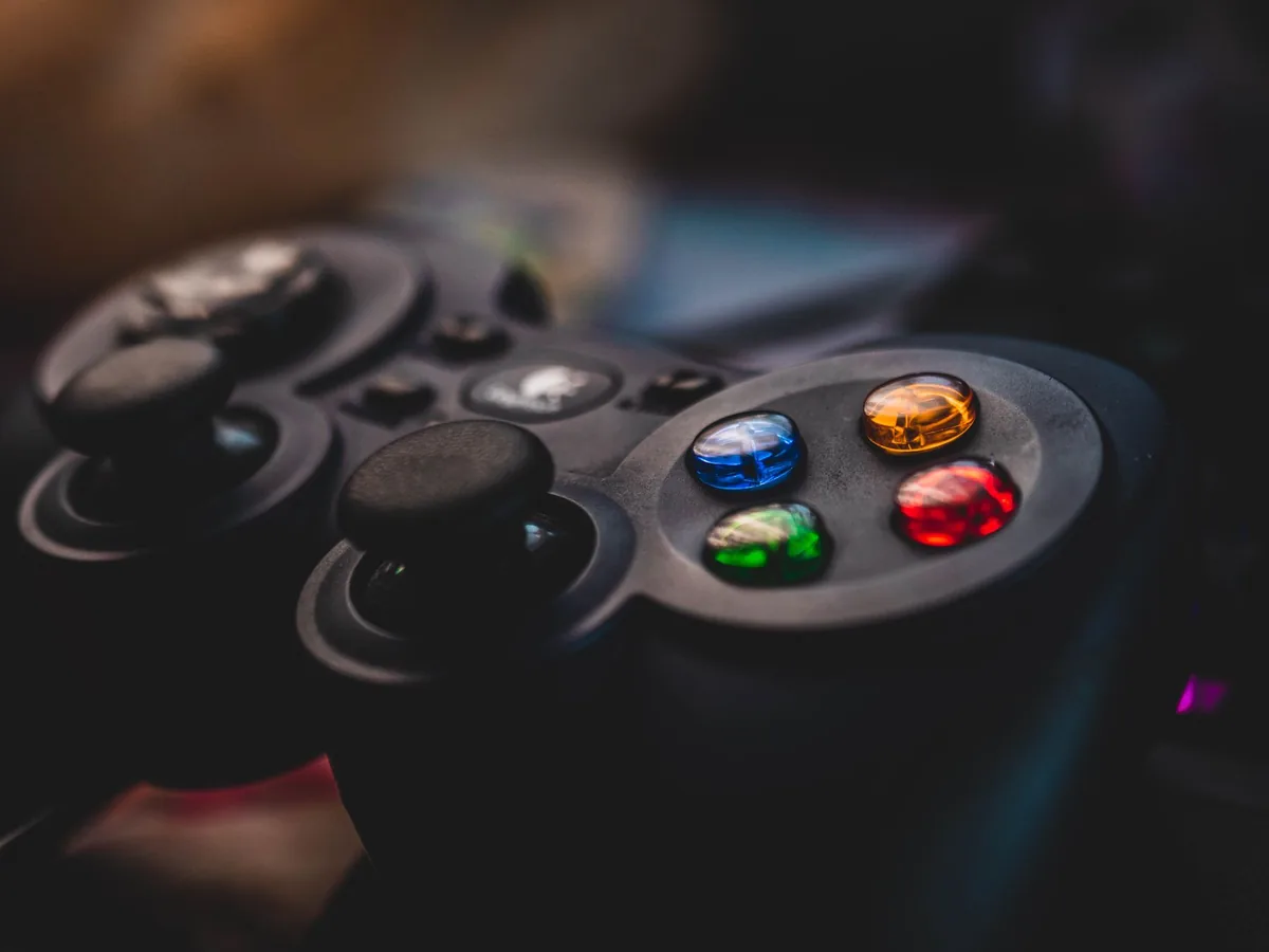 kontroler do gier z kolorowymi przyciskami — GameSir T4 Pro w zgłoszeniu — jak odpowiadamy i co radzimy