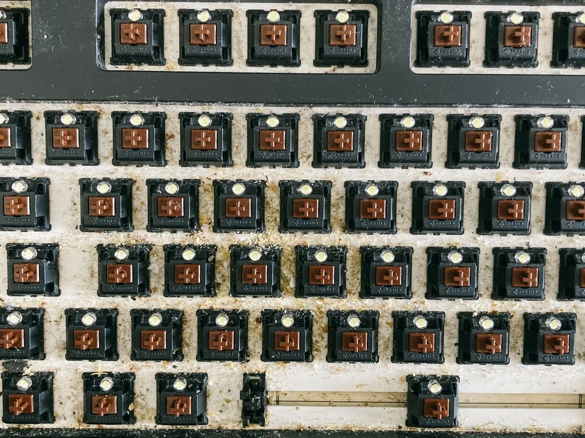 zakurzony panel klawiatury bez nakładek na klawisze — Genesis Thor 300 — czego przy tym sprzęcie nie zrobimy