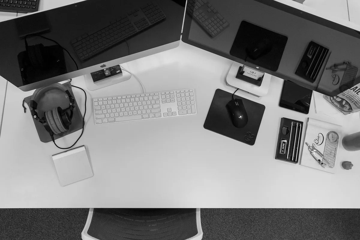 mysz komputerowa i klawiatura na biurku przy monitorach — Genesis Xenon 770 poza naszym warsztatem — gdzie szukać pomocy
